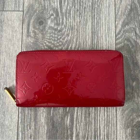 Authenticated Used Louis Vuitton Zippy Wallet  Monogram Vernis Pomme d'Amour Red - Picture 4 of 16
